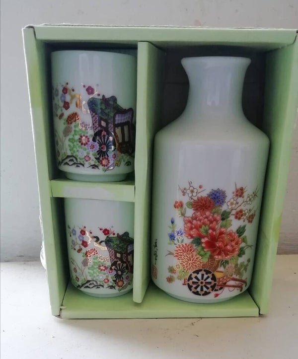 Fles met drink kopjes.   nr.W13