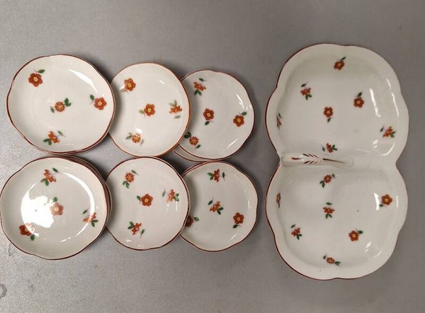 Schaal met schoteltjes.  nr.AD9