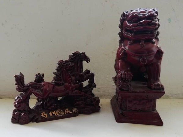 Beelden. Paard leeuw. nr.F3