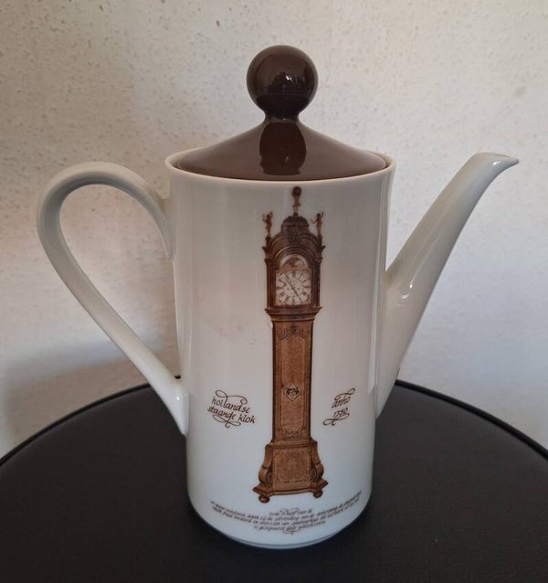 Koffiepot. Hollands staande klok.  nr.AJ10