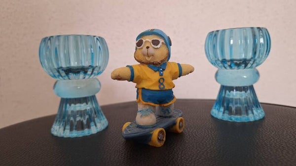 Skater cherished teddies met blauwe kaarshouders. nr.AK8