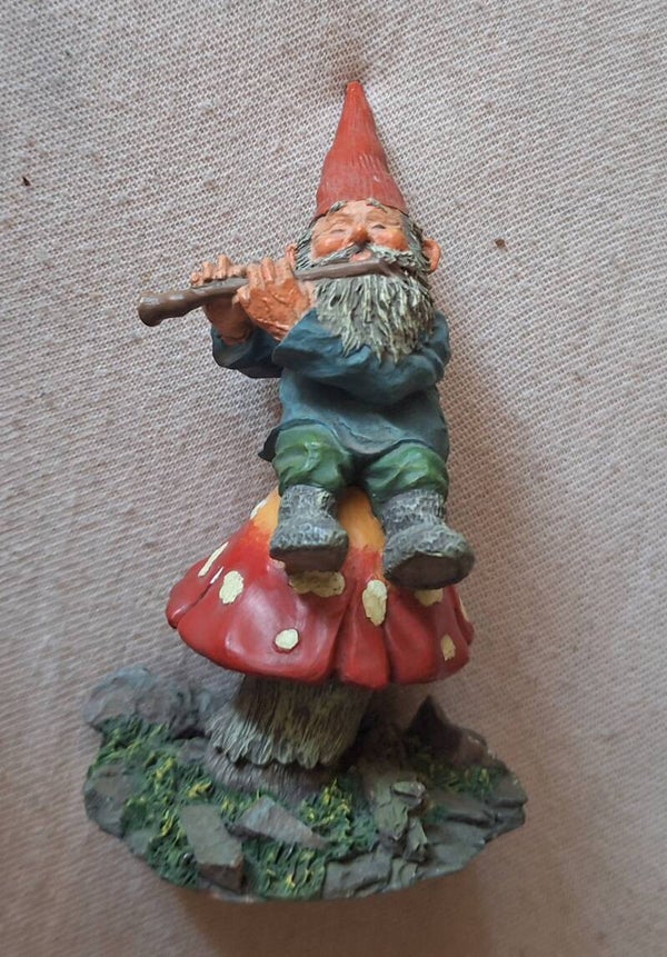 Classic Gnomes. Enchantica. Moon Mushroom. Kabouter op Paddenstoel met fluit. Egbert. Nr.AM9