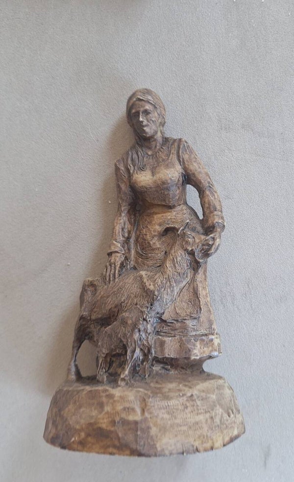 Souvenir boerin met geiten beeldje uit Obernai, Elzas. Gemalen marmer met hars nr.AM14