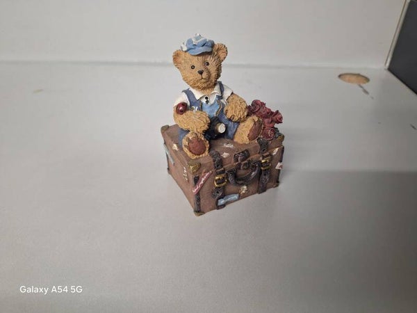 Beer blauwe broek / blauwe overal, rozen aan zijn zij. Sieradendoosje. Trinket Box, ook wel een snuiterijdoos genoemd. Jaar 1998. Van resin/hars. nr.AM16