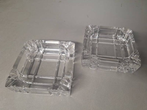 Asbakken van kristal glas. Vierkant met patroon. nrAN11