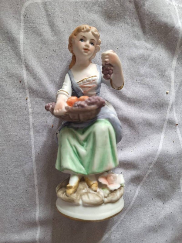 Beeld porselein biscuit meid met vruchten in mand nr.AN13