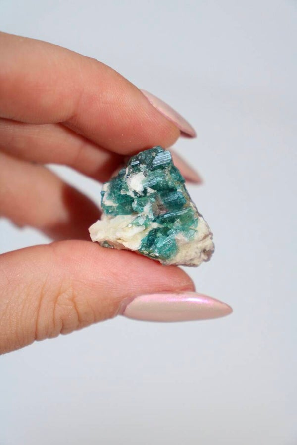 Groene toermalijn op matrix