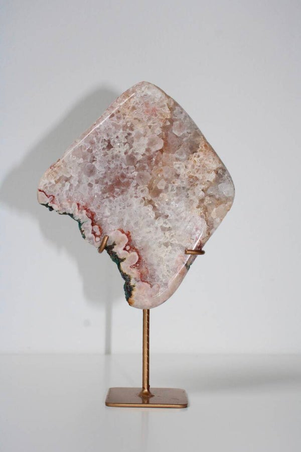 Roze amethist slab op standaard