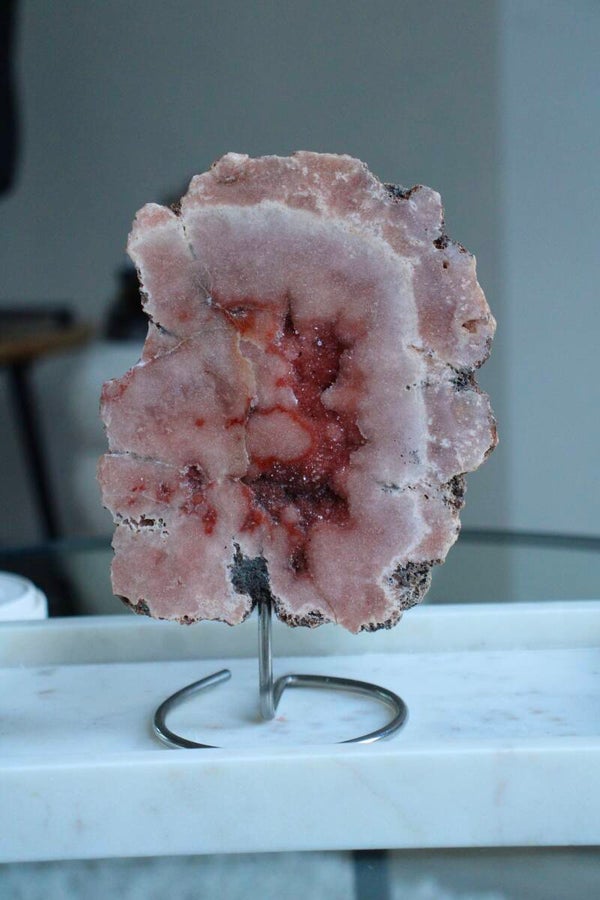 Roze amethist op standaard (zeldzaam)