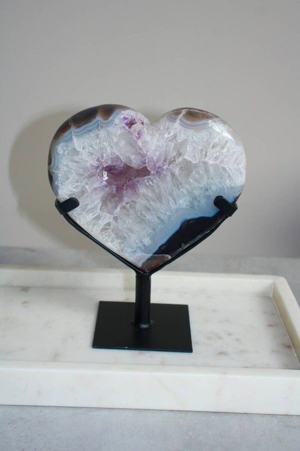Amethist met agaat hart op standaard