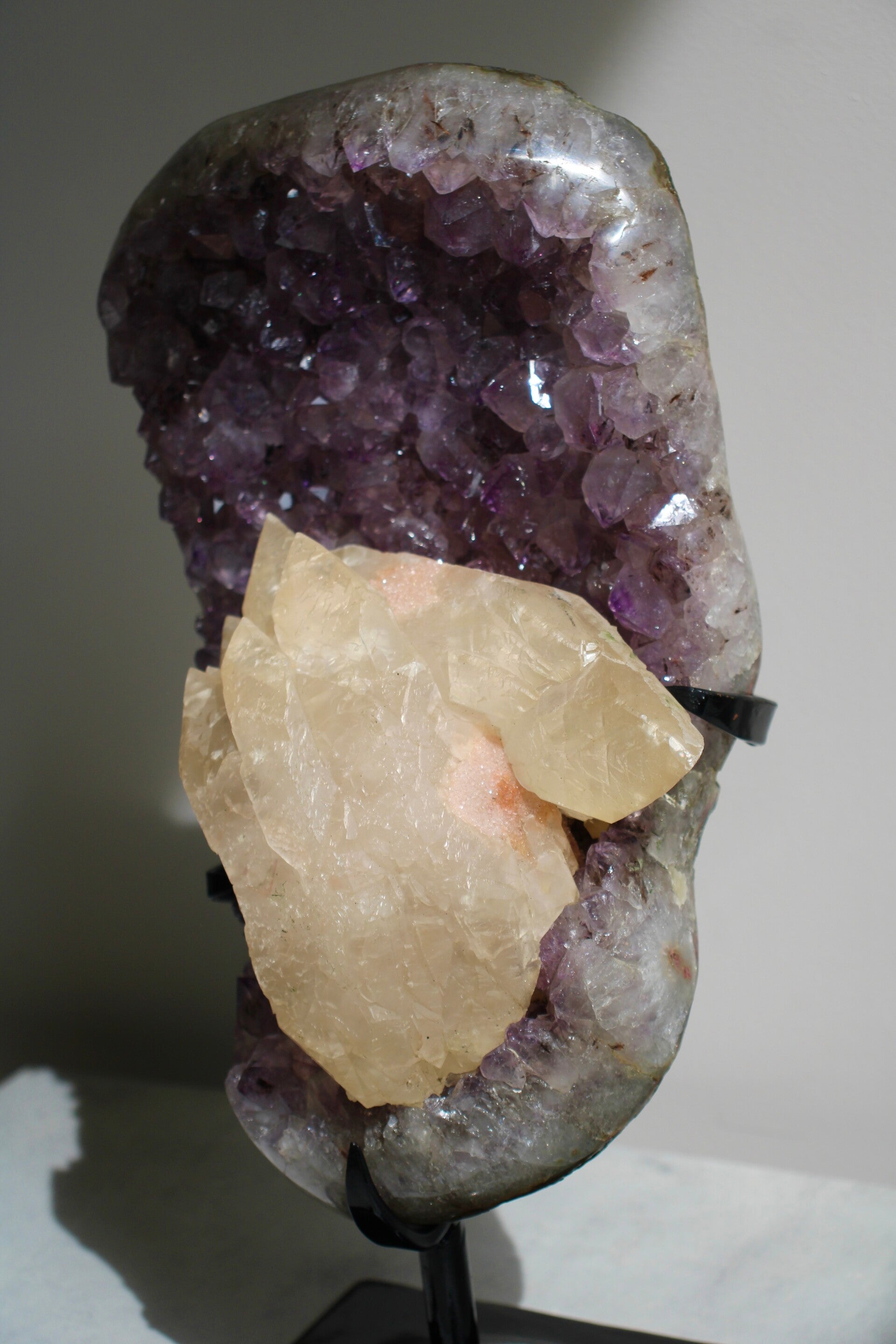 Amethist met druzy calciet op standaard (6 kg)