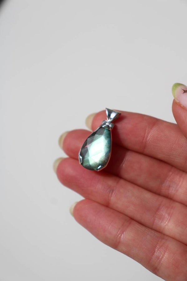 Labradorite pendant (925 sterling silver)