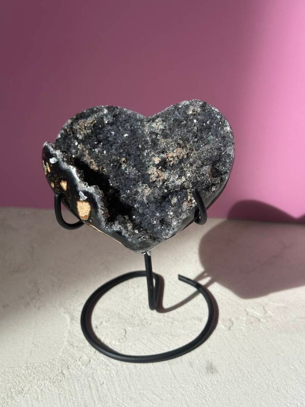 Agate heart on stand