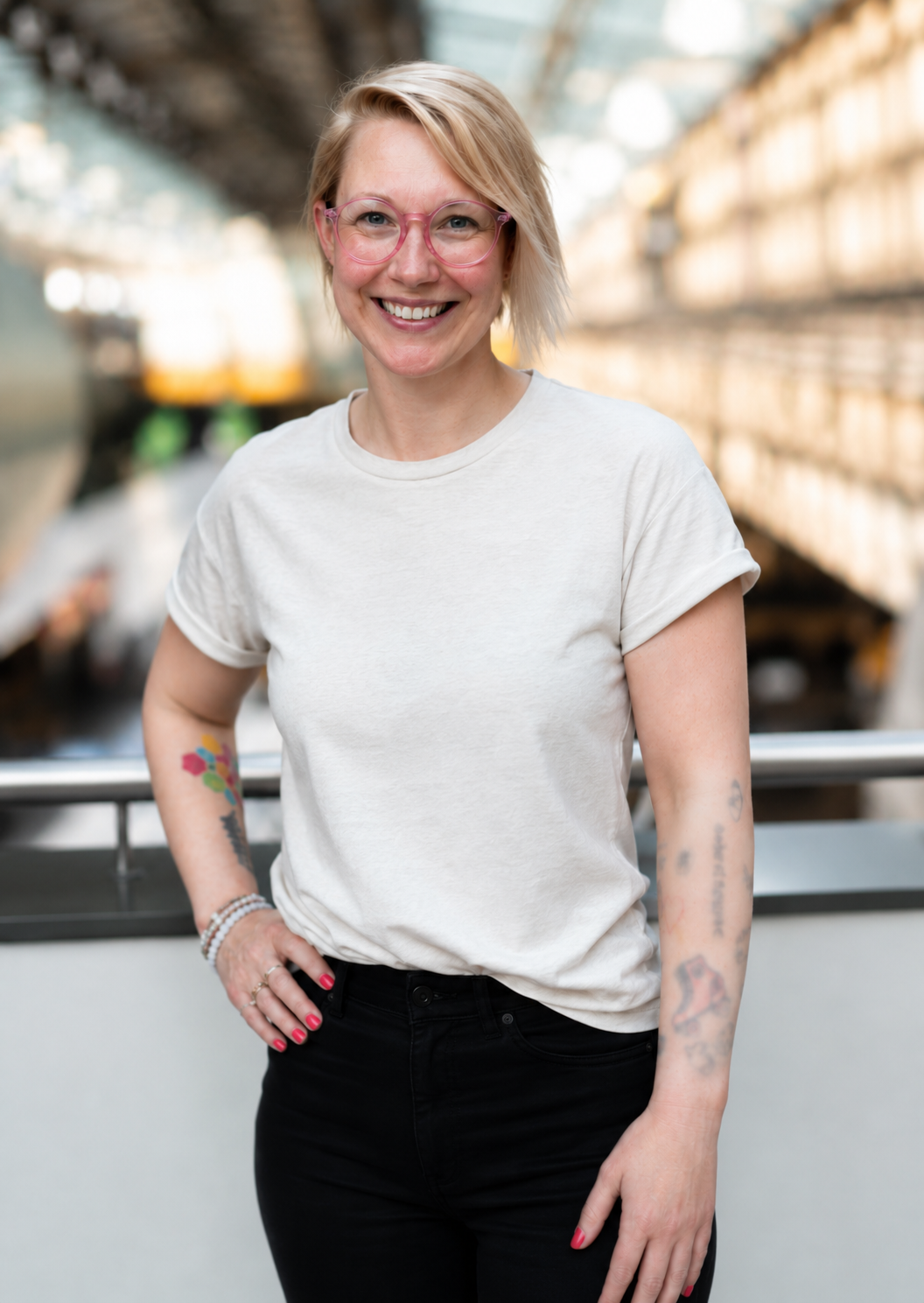 portret van medewerker met rebel shirt en krachtige houding in moderne omgeving met focus op eigenheid en persoonlijke ontwikkeling