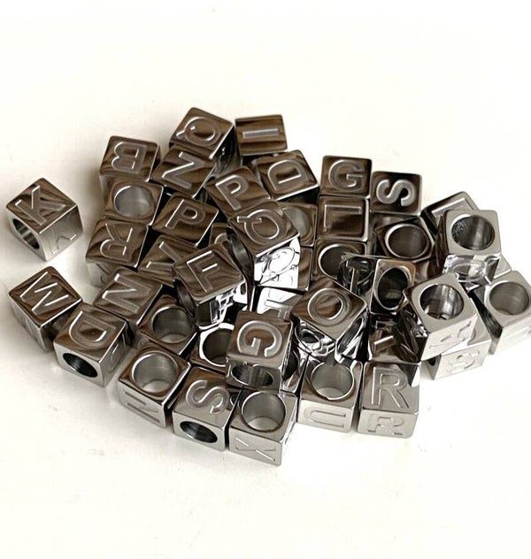 Stainless steel initial kralen