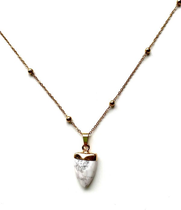 Necklace gemstone tooth gold.