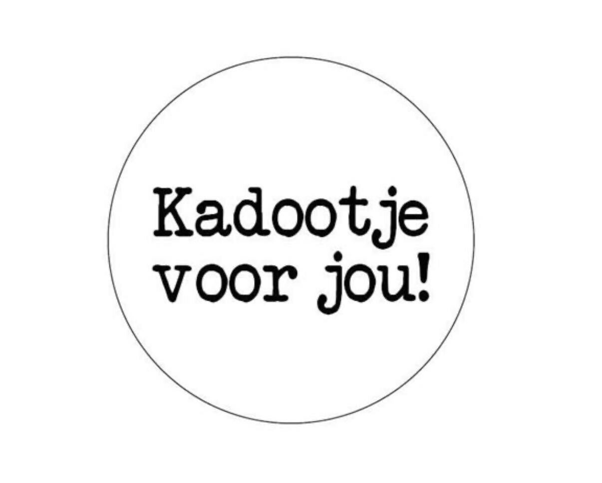 Sticker “kadootje voor jou white”.