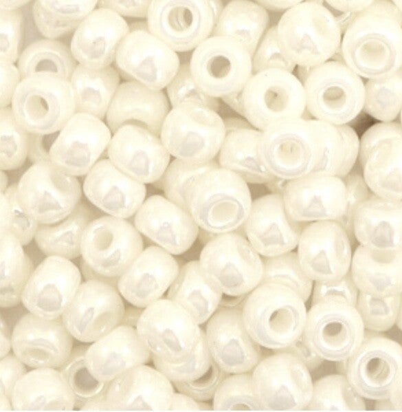 Miyuki 6/0 4mm rocailles Ceylon antique ivory pearl 6-592