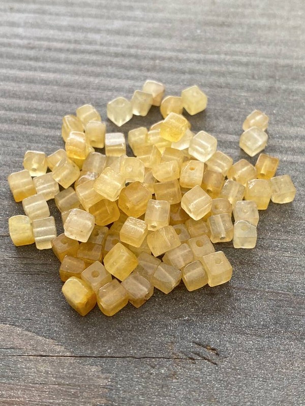 Natuursteen cubes 4mm topaz 