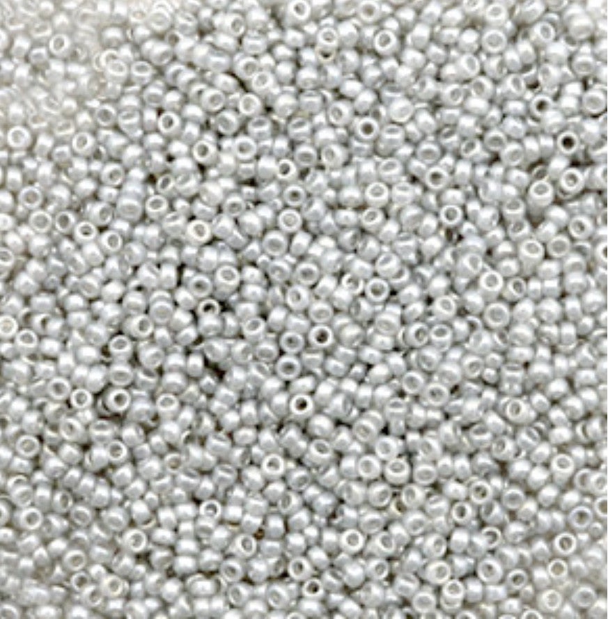 Miyuki Rocailles 15/0 Ceylon silver grey. 1,6mm