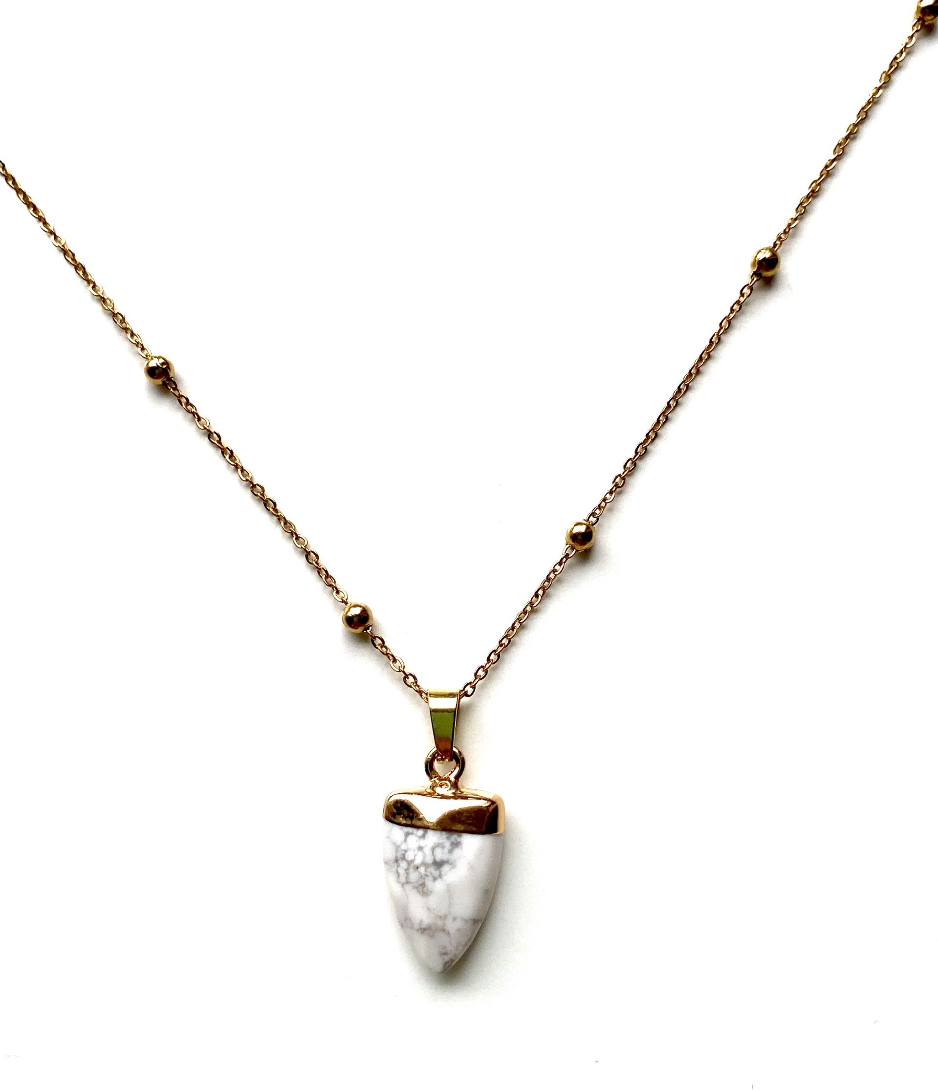Necklace gemstone tooth gold.