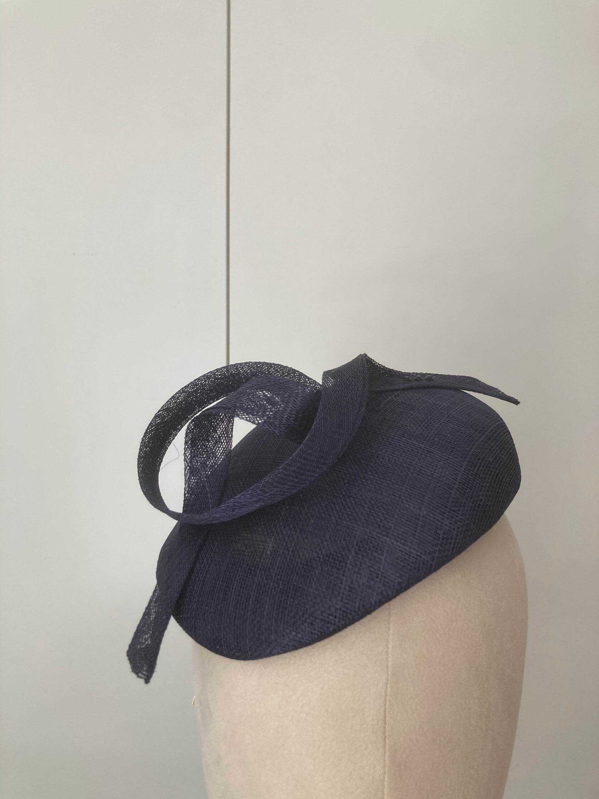 Blauw dames dopje sinamay puntje