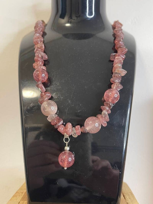 Red strawberry chips