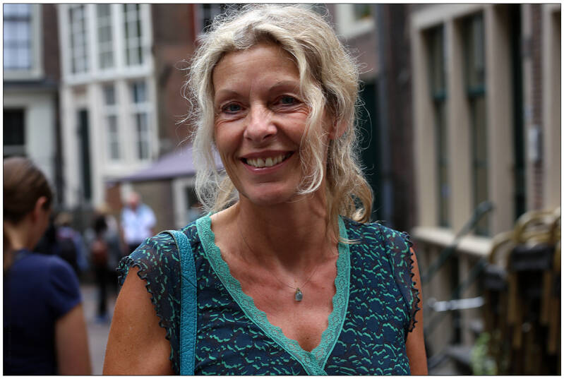 vrouw kijkt in camera