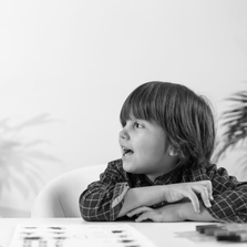 articulatietraining: kind oefent met de uitspraak van letters