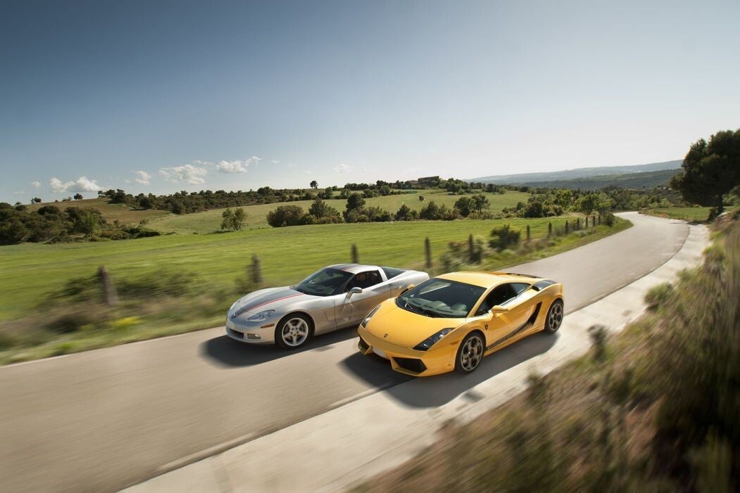 ¿Nos hemos vuelto locos, o no? Disfruta con tu pareja o tu mejor amigo un nuevo universo donde demostrareis quien domina el asfalto. Precio incluido todo para 2 personas.  Ferrari F 430 Spider vs Corvette C6 la furia Americana