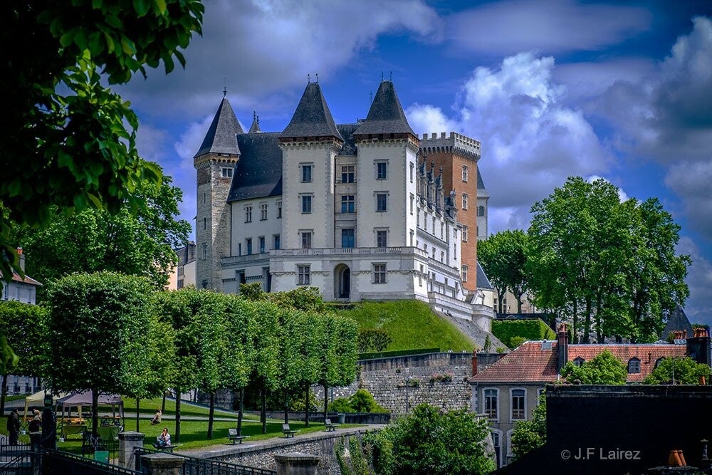 facade-ouest-du-chateau-de-pau-standard.jpg