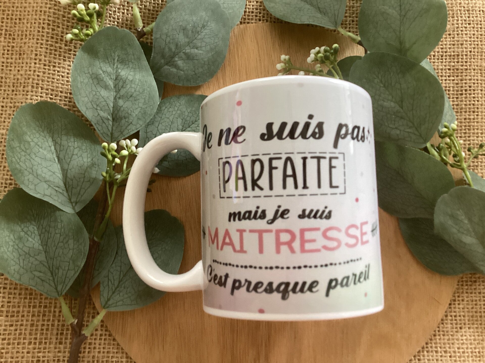 Tasse « je ne suis pas parfaite, mais je suis maîtresse, c’est presque pareil »
