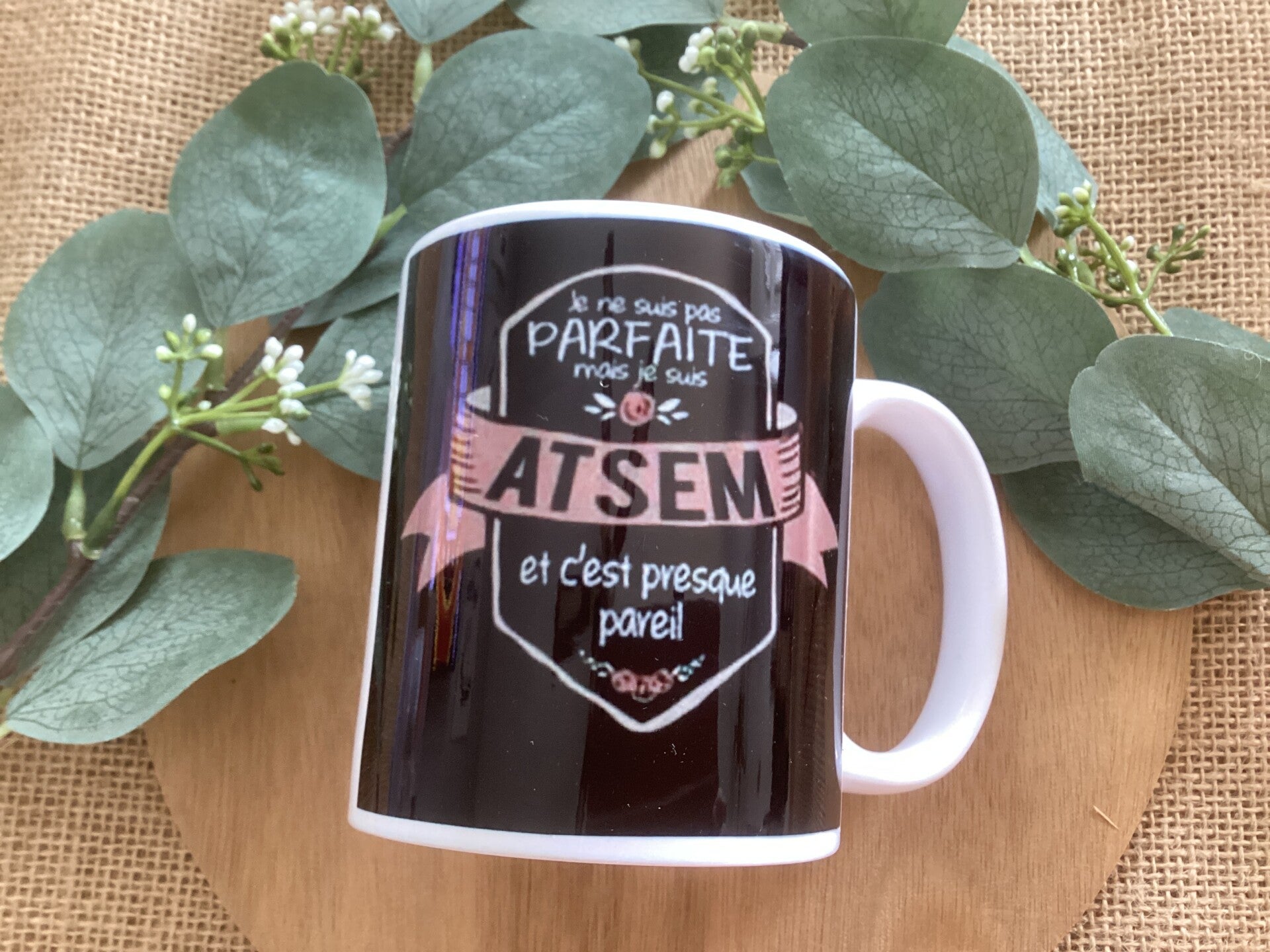 Tasse « je ne suis pas parfaite, mais je suis ATSEM et c’est presque pareil