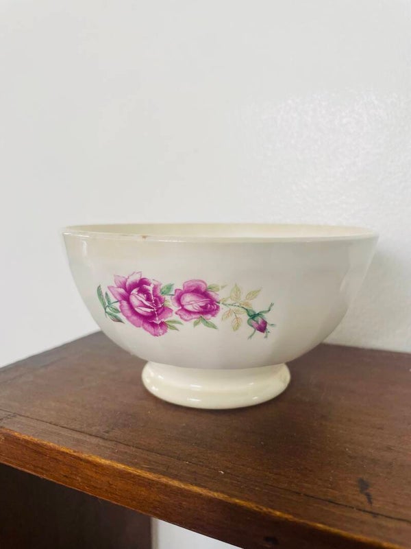 Bol à pied ou bol piédouche à facette en faïence agrémenté d'un décalcomanie de rose magenta époque 1930 1950