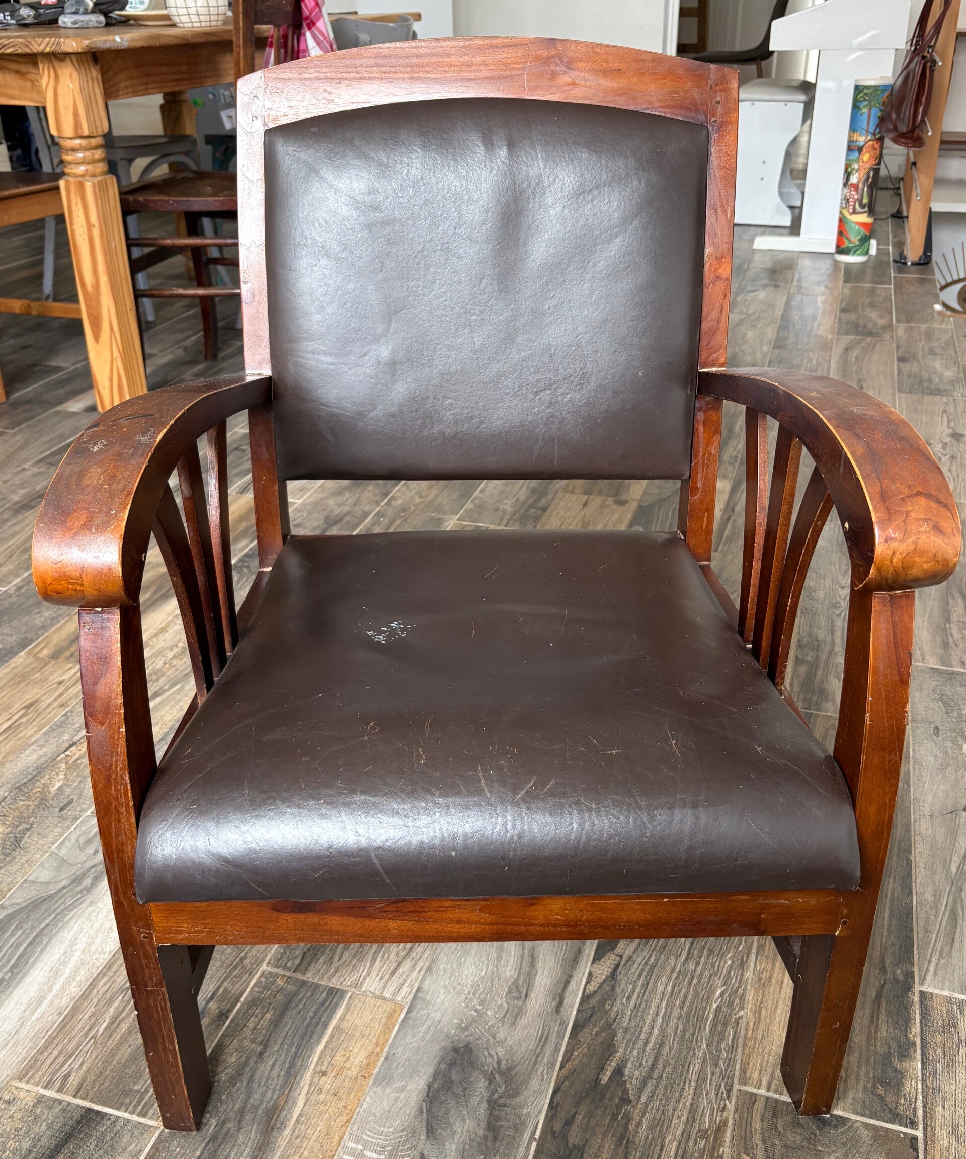 Fauteuil cuir marron et bois colonial