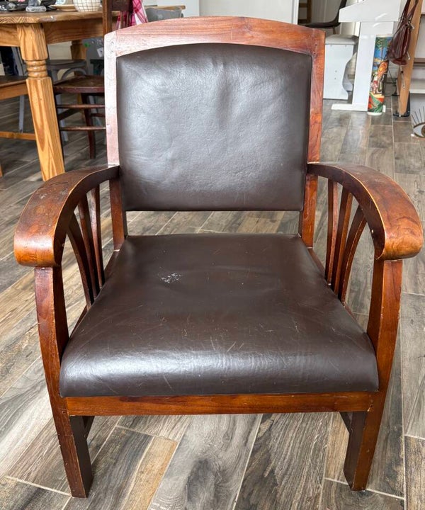 Fauteuil cuir marron et bois colonial