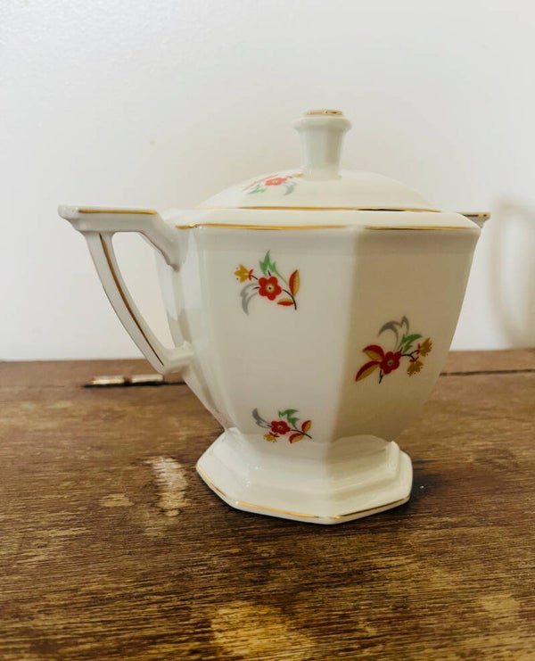 Sucrier couvert à deux anses en porcelaine octogonale période Art Deco  1920 1930