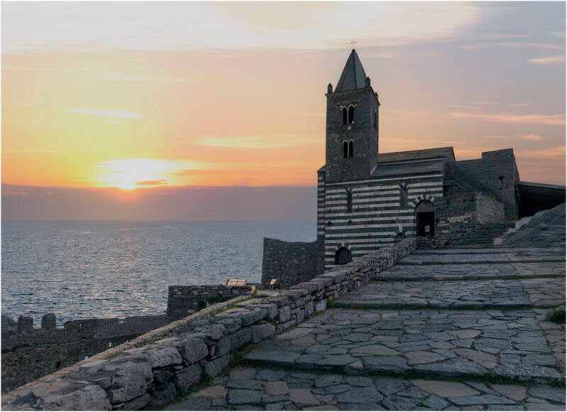 2026-04-27 Tramonto sulla Chiesa diChiesa di San Pietro, simbolo del Borgo di Portovenere e Patrimonio dell'Unesco