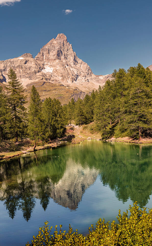 11/9  Il Cervino si specchia sul lago blu