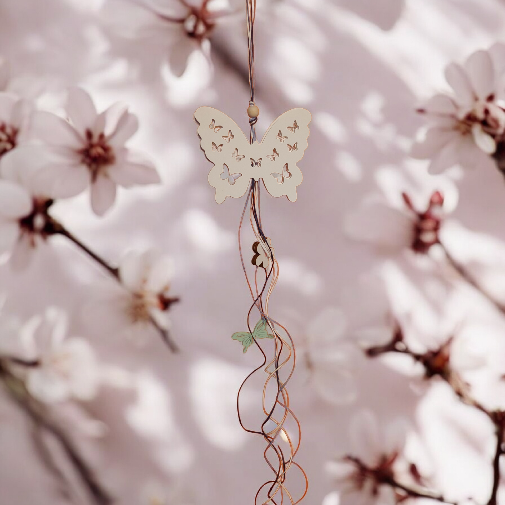 Hängender Schmetterling mit Schmetterlingen in den Flügeln