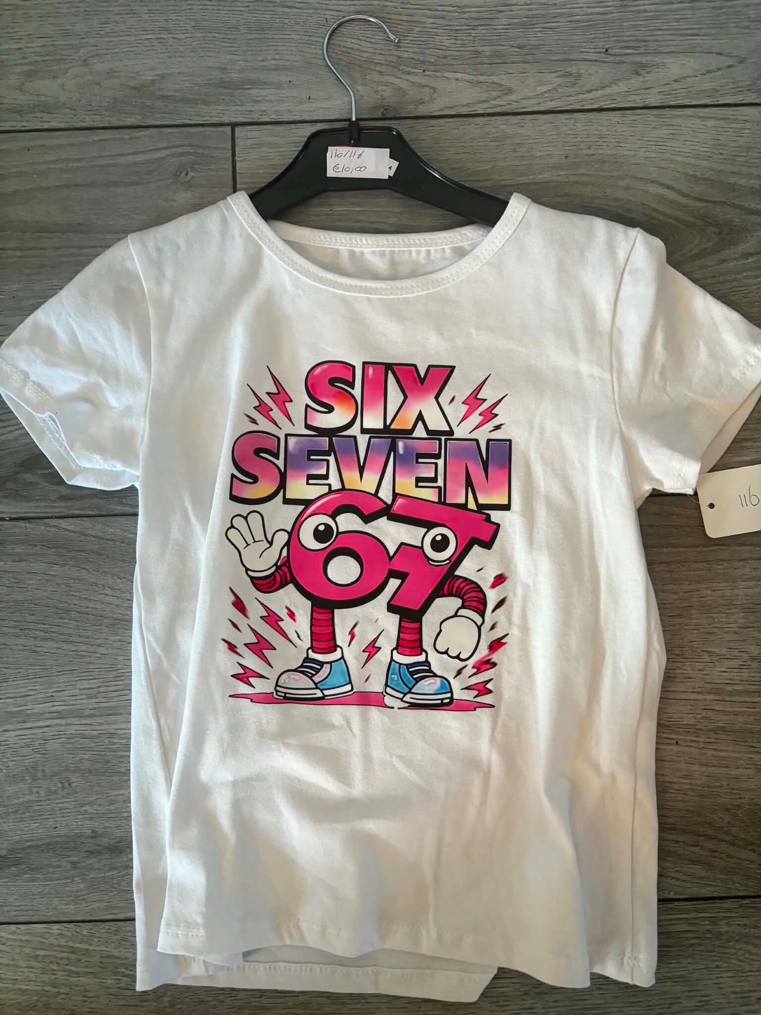 six seven wit met roze letters