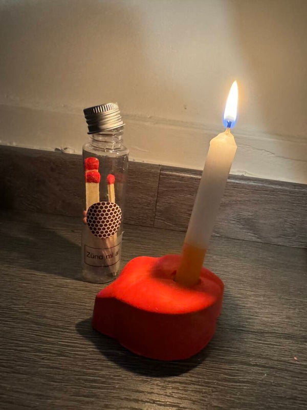 Kerzenhalter mit Kerze und Zündhölzer