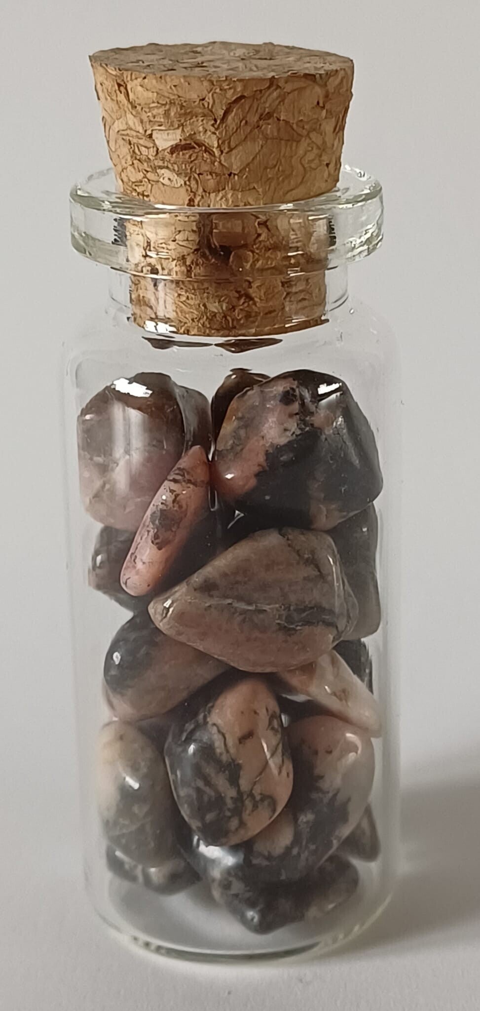 Flesje met mini trommelstenen