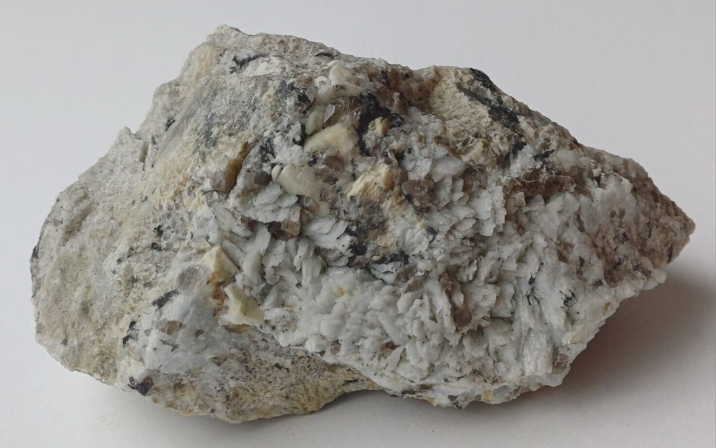 Albiet met Bergkristal en Rookkwarts