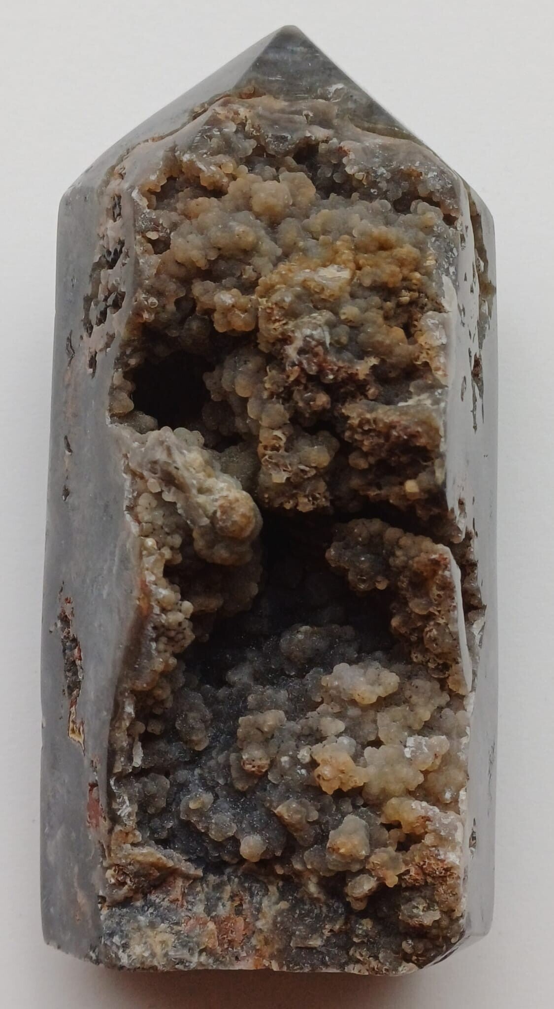 Zwarte Agaat obelisk met Chalcedoon kristallen