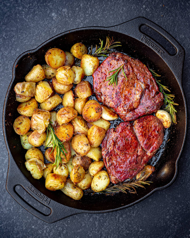 ribeyes-en-krieltjes-in-skillet-insta-post-standard.jpg