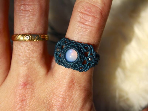 Anillo micro macramé con Ópalo de fuego etíope.