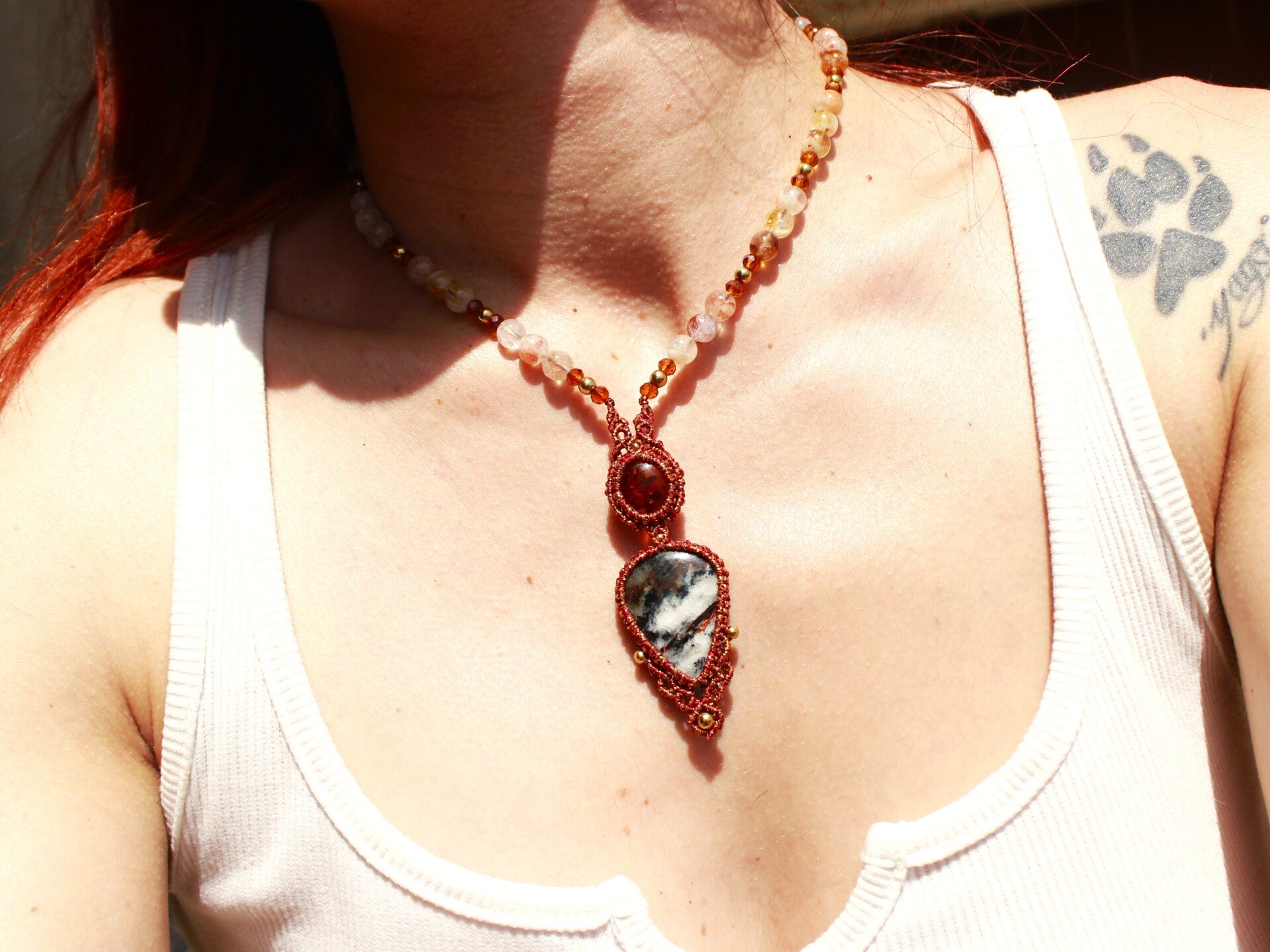 Collar o colgante ''Shambala'' con Ámbar, Astrofilita y cuentas de Cuarzo Citrino.