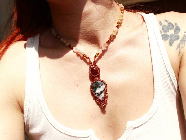 Collar o colgante ''Shambala'' con Ámbar, Astrofilita y cuentas de Cuarzo Citrino.
