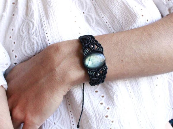 Pulsera brazalete con Labradorita. Negro y verde oscuro.